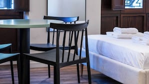 A room with a bed, a table, and chairs. - VLC HOST - Reina 168 1 (Valencia)
