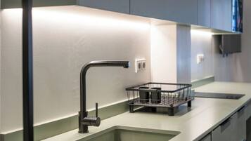 Kühlschrank, Mikrowelle, Herdplatte, Wasserkocher mit Kaffee-/Teezubehör