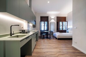 Bügeleisen/Bügelbrett, Reisekinderbett, kostenloses WLAN, Bettwäsche