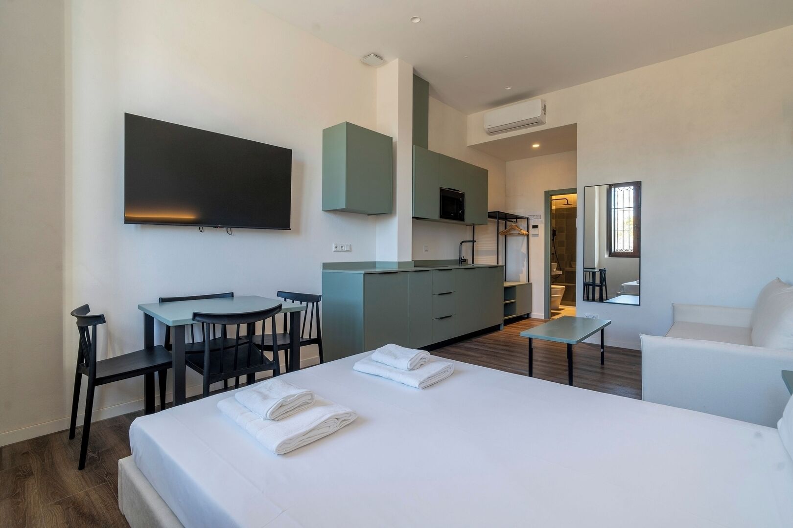 Fer et planche à repasser, lit parapluie, Wi-Fi gratuit, draps fournis