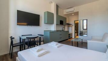 Bügeleisen/Bügelbrett, Reisekinderbett, kostenloses WLAN, Bettwäsche