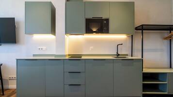 Réfrigérateur, micro-ondes, plaque de cuisson, cafetiÚre/bouilloire