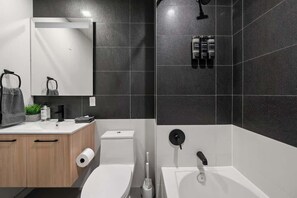 Shower, hair dryer, shampoo - Penthouse views of NYC | Free Parking | BOOK NOW (East Orange)