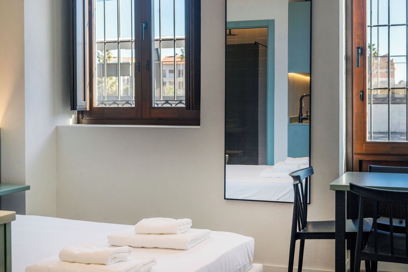 Een strijkplank/strijkijzer, reisbedje, gratis wifi, beddengoed