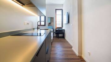 冷蔵庫、電子レンジ、コンロ、コーヒー / ティーメーカー