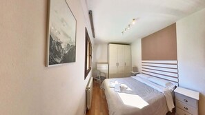 3 bedrooms, travel cot, free WiFi, bed sheets