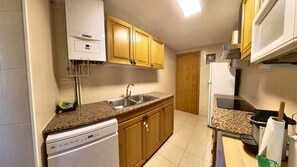 Jääkaappi, mikroaaltouuni, uuni, astianpesukone