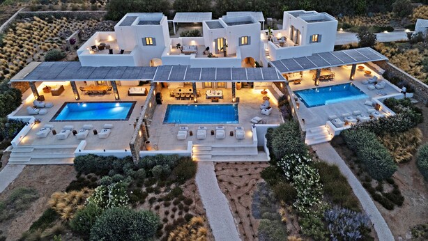 Une villa moderne dotée de deux piscines, d’espaces de détente en plein air et d’un jardin aménagé.