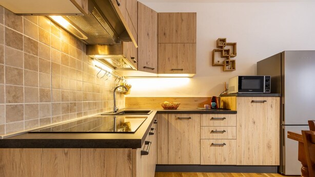 Coffee/tea maker, fridge, microwave, oven