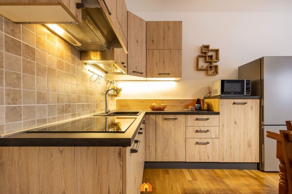 Kühlschrank, Mikrowelle, Ofen, Herdplatte