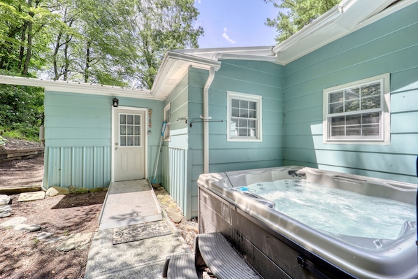 Outdoor spa tub