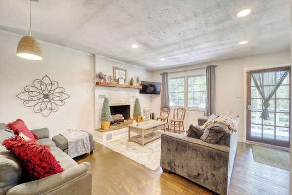 Smart TV, fireplace, DVD player, table football