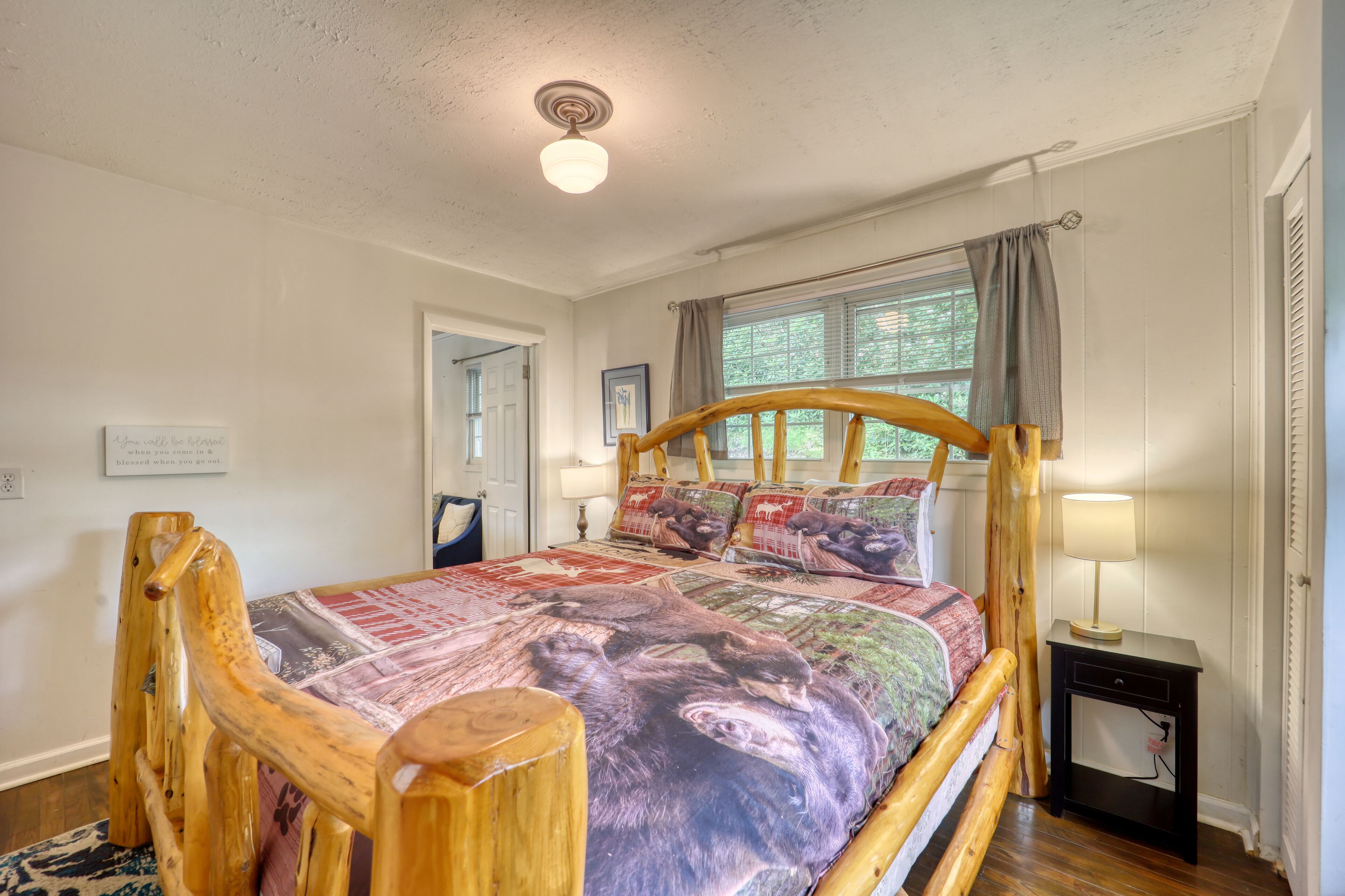 5 bedrooms, desk, iron/ironing board, travel cot