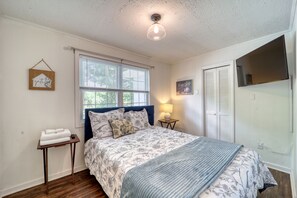 5 bedrooms, desk, iron/ironing board, travel cot