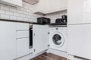 Fridge, microwave, oven, stovetop - Blueground | Kensington, nr gardens & museums (London)