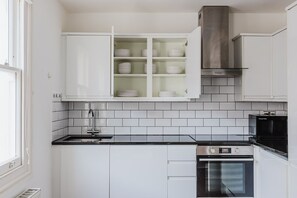 Fridge, microwave, oven, stovetop - Blueground | Kensington, nr gardens & museums (London)