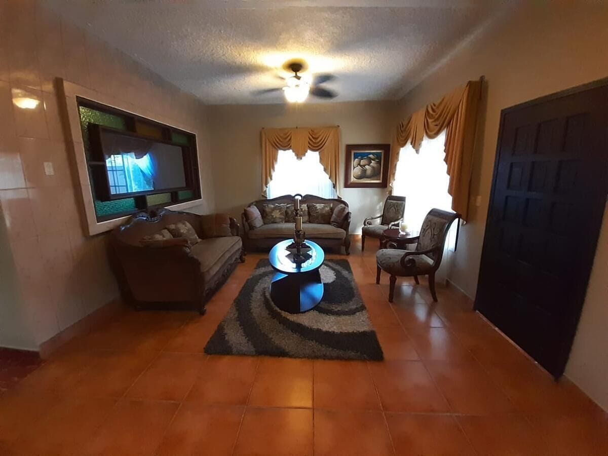 ทีวีจอแบน 50 นิ้ว พร้อมช่องเคเบิล, ทีวี