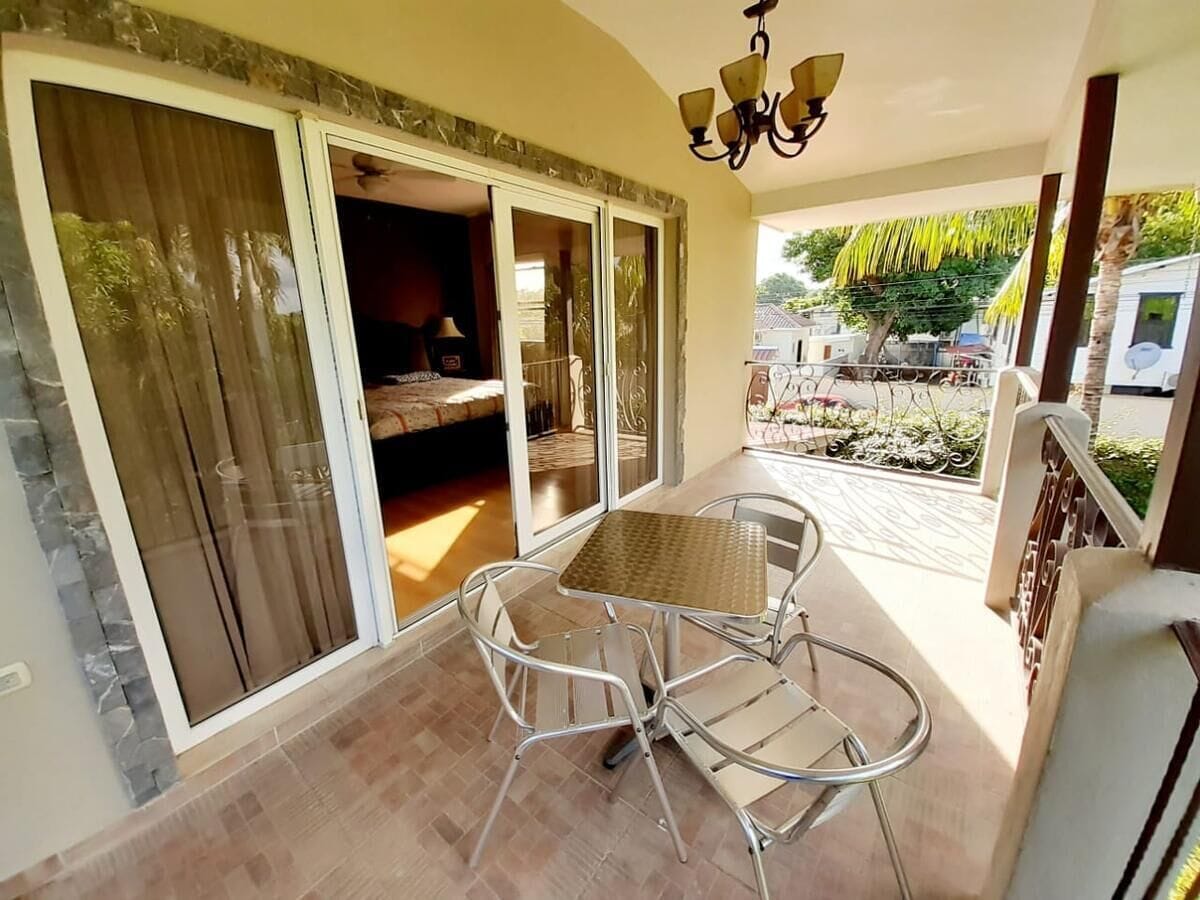 ห้องลักซ์ชัวรี่, ระเบียง, วิวสวน | เตารีด/โต๊ะรีดผ้า, Wi-Fi ฟรี, ผ้าปูที่นอน