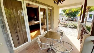 Habitación de lujo, balcón, vistas al jardín | Tabla de planchar con plancha, wifi gratis, ropa de cama