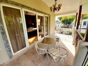 럭셔리룸, 발코니, 정원 전망 | 다리미/다리미판, 무료 WiFi, 침대 시트