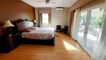 Habitación de lujo, balcón, vistas al jardín | Tabla de planchar con plancha, wifi gratis, ropa de cama