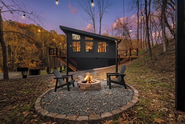 Property grounds - Mountain Cabin for 2/HotTub/Fire Pit/King Bed/Views (Sevierville)