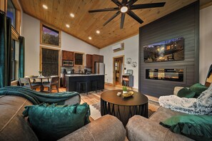 Smart TV, fireplace, music library, stereo - Mountain Cabin for 2/HotTub/Fire Pit/King Bed/Views (Sevierville)