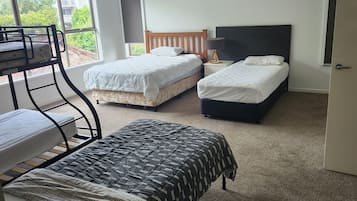 5 bedrooms, iron/ironing board, WiFi, bed sheets