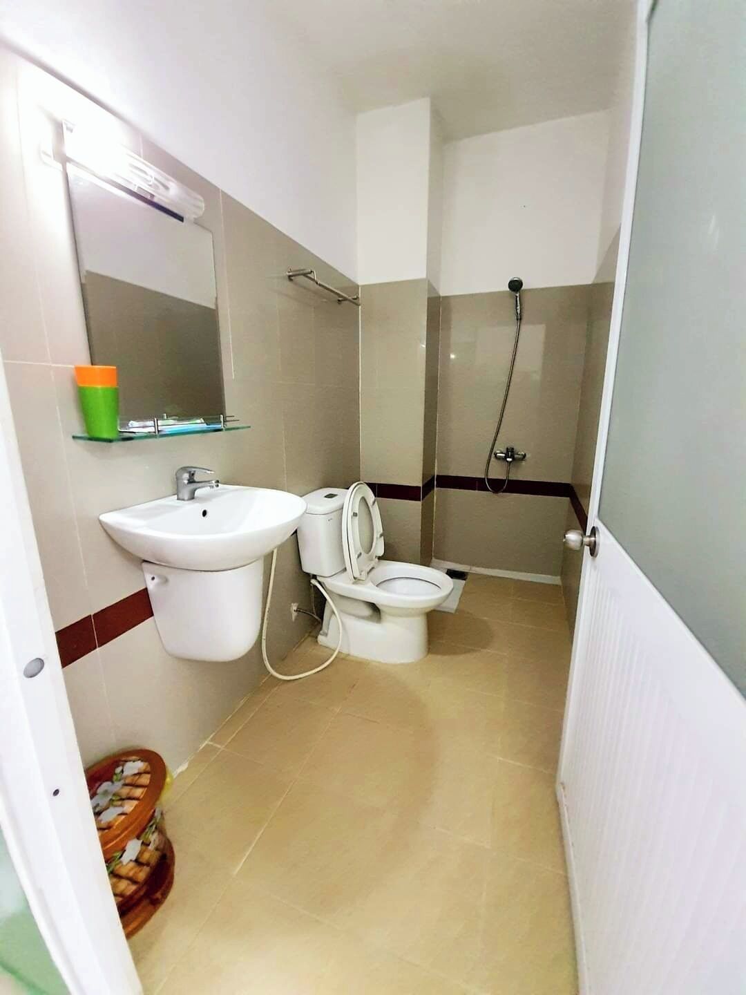 家庭四人房, 陽台, 城市景觀 | 浴室 | 淋浴設備、吹風機、拖鞋、毛巾