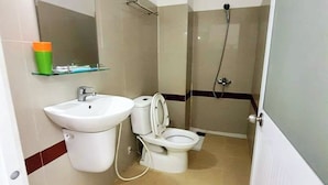 Een badkamer met een wastafel, toilet en douche.