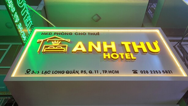 Een hotelschild met de naam 'HANH THU HOTEL' en contactgegevens.