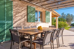 Outdoor dining - SES SET TANQUES DE SON FOSQUET - Nice villa with private pool and free Wifi (Llucmajor)