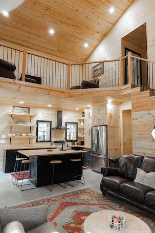 Smart TV, fireplace. Farm Stay in Jasper MO