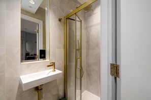 Shower, hair dryer, towels - GuestReady - Fitzroy delight near Regent’s Park (London)