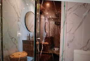 Hiustenkuivaaja, pyyhkeet, saippua, vessapaperi