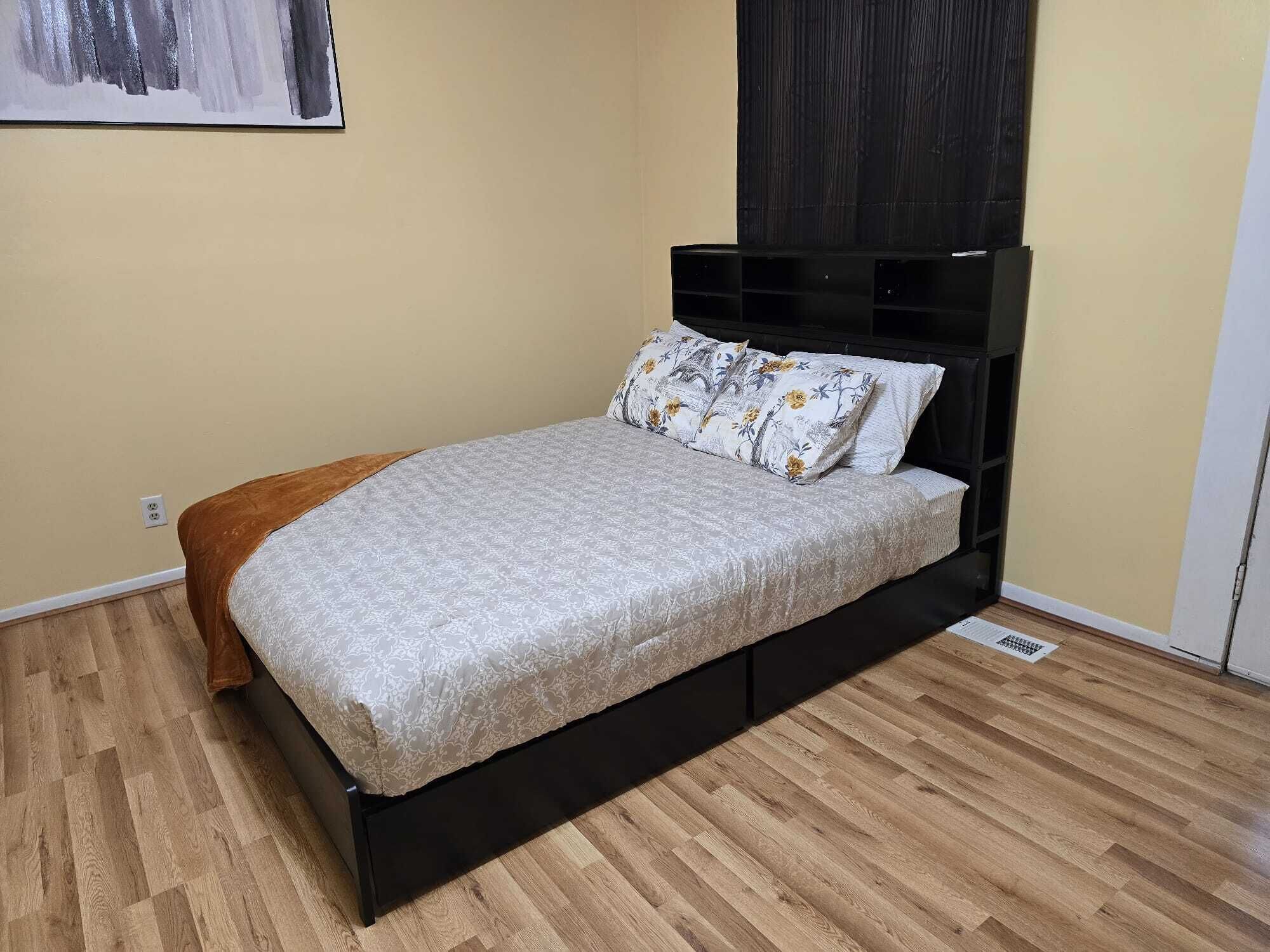 3 dormitorios, caja fuerte, escritorio y tabla de planchar con plancha