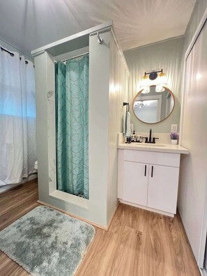 Shower, hair dryer - Tranquil Ground Floor Unit Central Honolulu w/ AC (Honolulu)