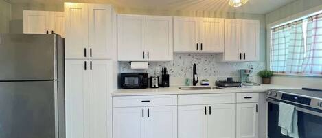 ثلاجة، ميكروويف، فرن، موقد طهي مسطح