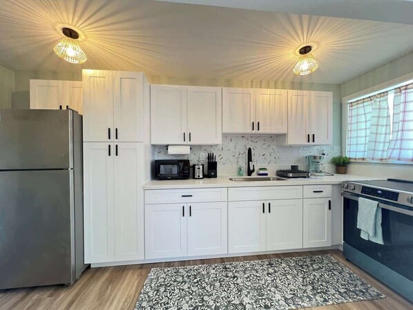 冰箱、微波炉、烤箱、炉灶