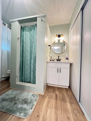 Shower, hair dryer - Tranquil Ground Floor Unit Central Honolulu & AC (Honolulu)