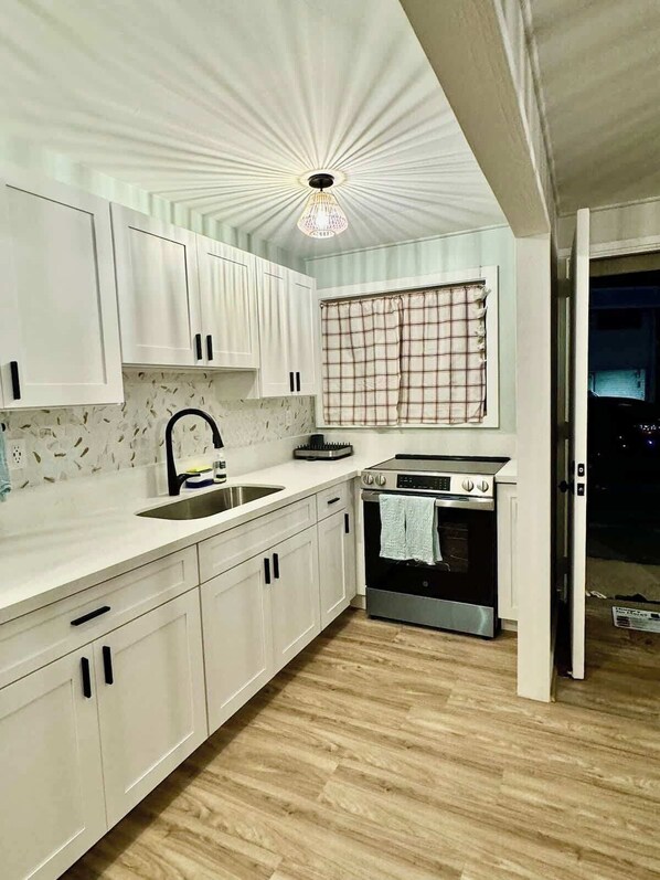 Fridge, microwave, oven, stovetop - Tranquil Ground Floor Unit Central Honolulu w/ AC (Honolulu)