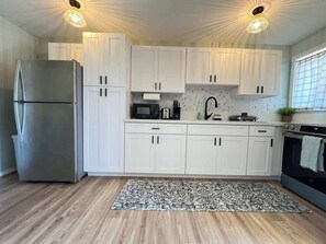 Fridge, microwave, oven, stovetop - Tranquil Ground Floor Unit Central Honolulu & AC (Honolulu)