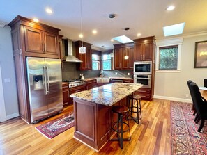 Fridge, microwave, oven, stovetop - Charming house in enchanting Portland with AC, WiFi (Portland)