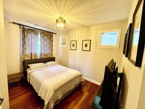 3 bedrooms, iron/ironing board, WiFi, bed sheets