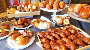Petit déjeuner buffet (1500 JPY par personne)