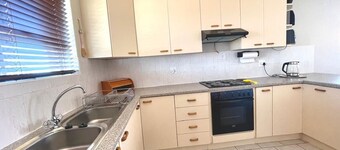 JEFFREYS BAY!!! CLOSE TO POPULAR BLUE FLAG STATUS BEACH!!