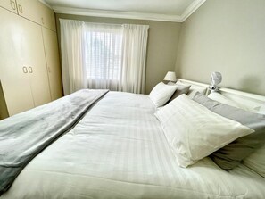 2 habitaciones, tabla de planchar con plancha, wifi y ropa de cama 