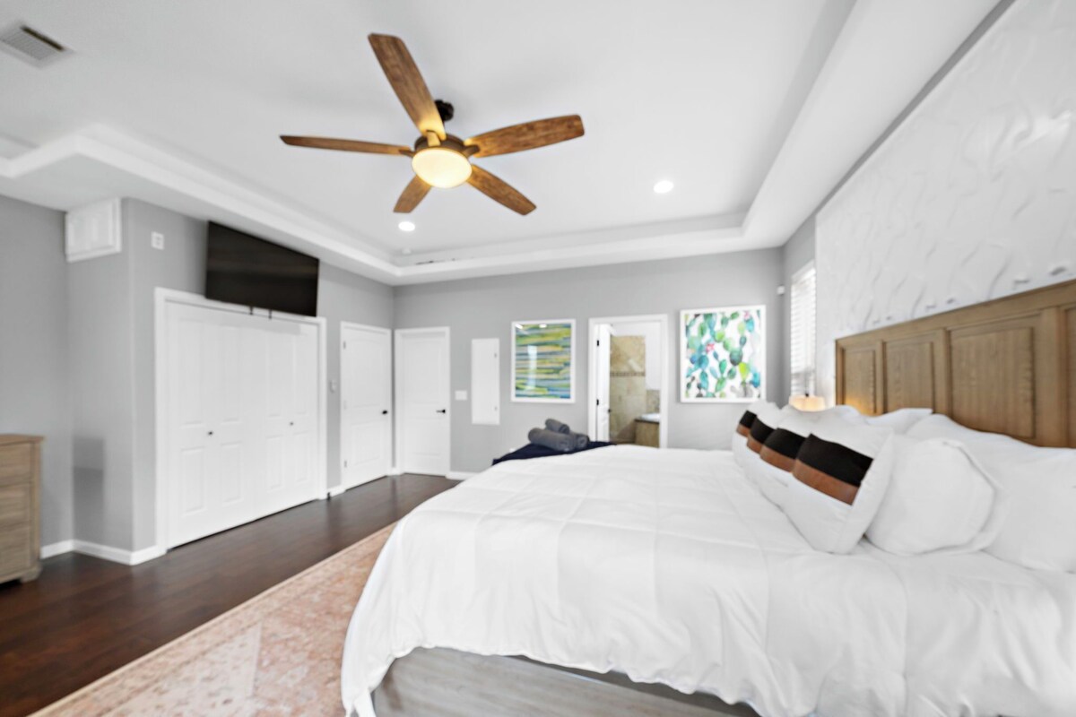 Photo 27 of NEW King Bed Houston Haven w/ Hot Tub!