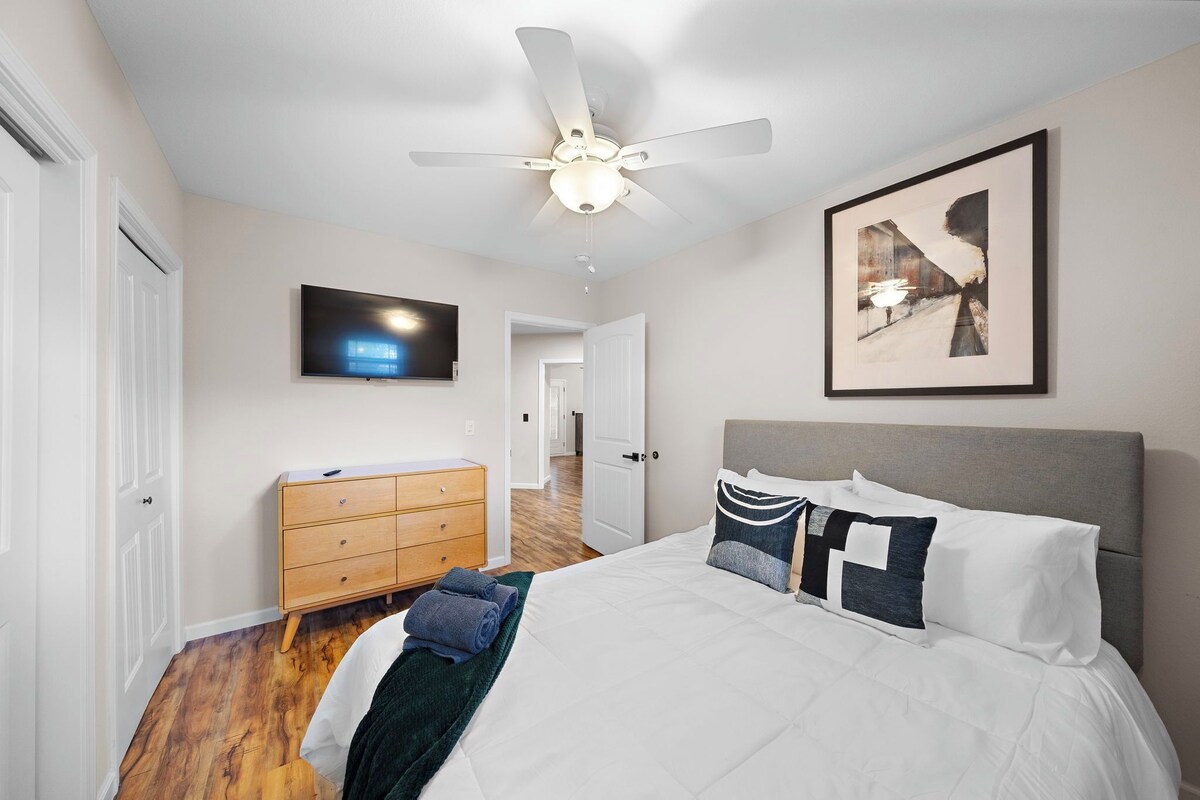 Photo 21 of NEW King Bed Houston Haven w/ Hot Tub!