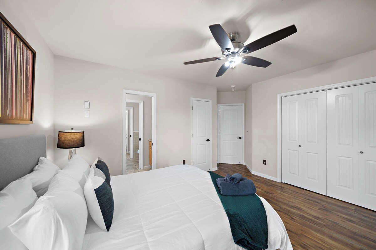 Photo 14 of NEW King Bed Houston Haven w/ Hot Tub!
